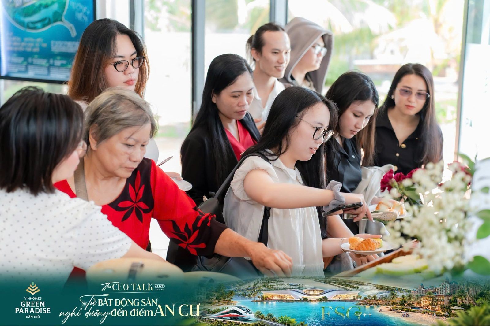Khách hàng tham quan dự án cuối tuần – Vinhomes Green Paradise