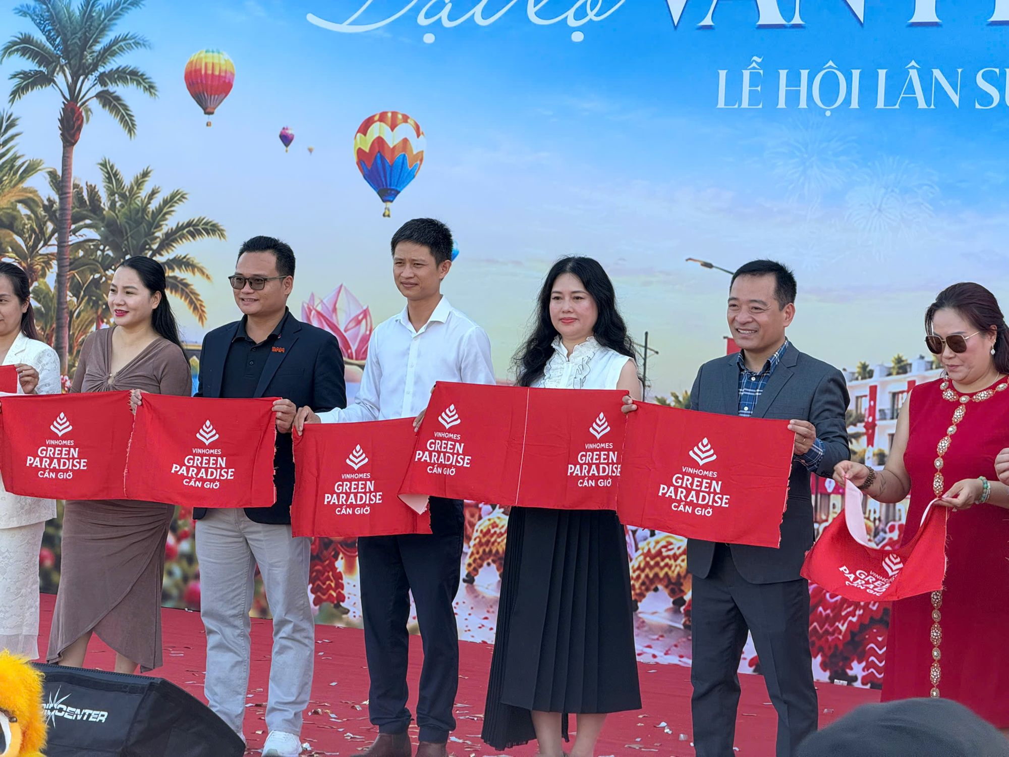 Sự kiện cắt băng khai trương văn phòng tại Vinhomes Green Paradise