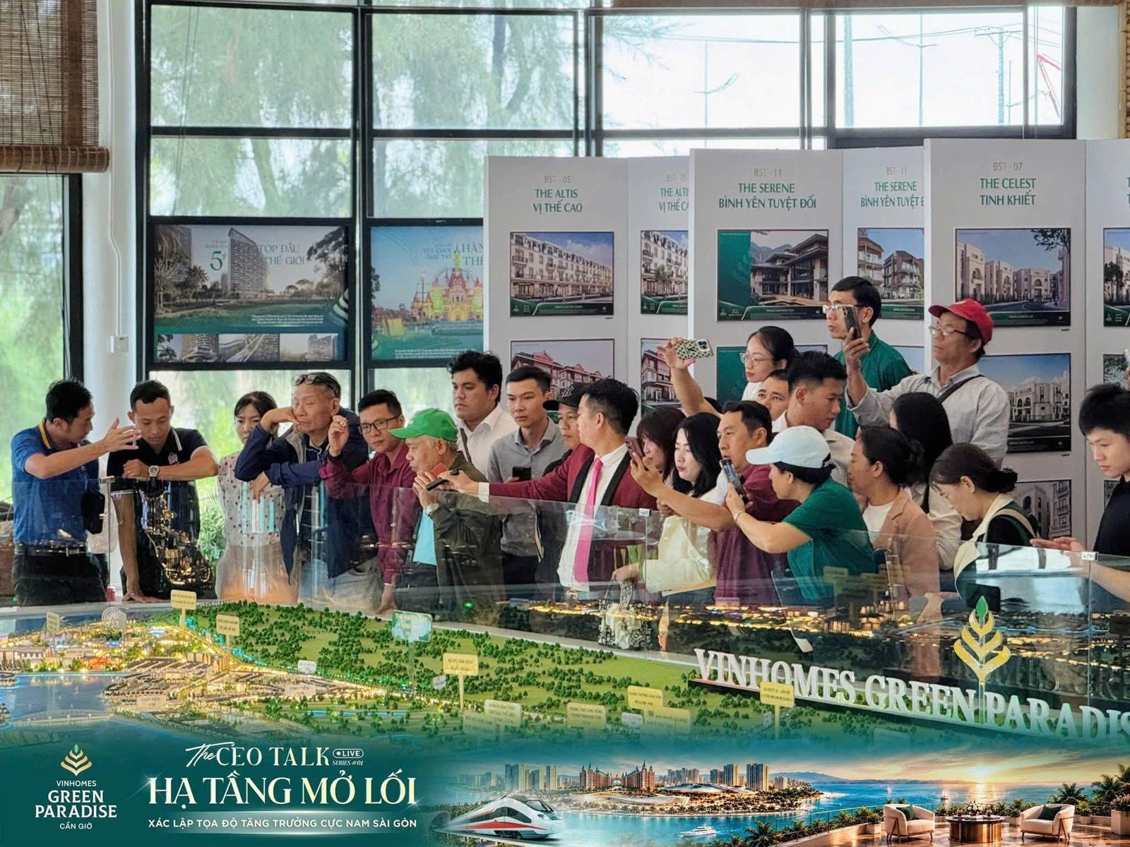 Khách hàng tìm hiểu sa bàn dự án – Vinhomes Green Paradise
