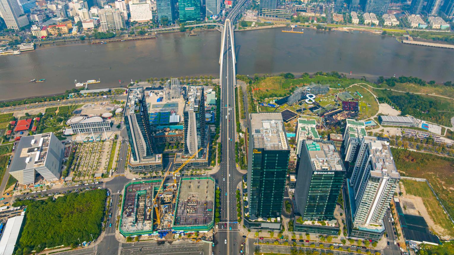 Đoàn tàu metro trong không gian đô thị