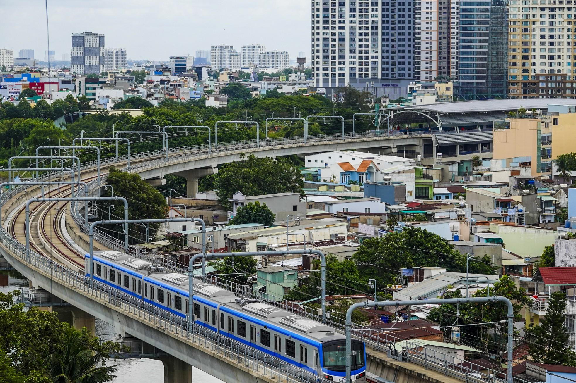 Đoàn tàu metro trong không gian đô thị